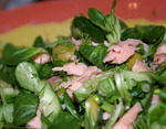 Зелёный салат с копченой горбушей