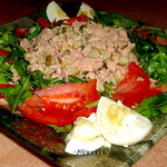 Салат с тунцом, руколой и соленым огурцом