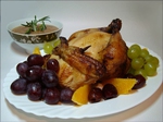 Курица, запечённая с виноградом, финиками и имбирём в медовой глазури.