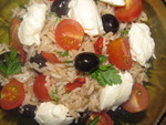 Итальянский рисовый салат с маслинами и моццареллой