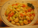 салат из макарон с овощами и ветчиной