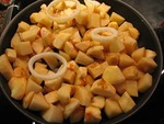 тушеный картофель с яблоками