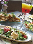 Салат с темпурой из лосося и коктейль 