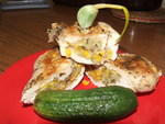 рулет из куриной грудки с острым зеленым перцем, кукурузой, зеленым луком и белой хлебной крошкой