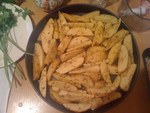 Золотистые картофельные дольки с чесночным соусом