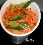 Салат из дайкона и моркови с огурцами