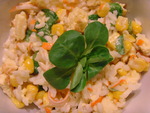 Вкусный салат на скорую руку из остатков риса, омлета, крабовых палочек.