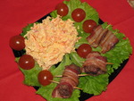 мясные рулетики в беконе с аппетитным салатом