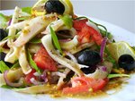 Салат из кальмаров с помидорами и маслинами