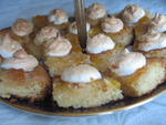 Сдобный пирог с абрикосовым джемом и сладкими облаками