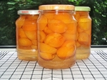 Половинки абрикосов в сиропе