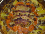 Мясо с овощами под грибным соусом