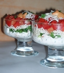 Салат-коктейль с солеными крекерами и томатами