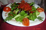 Салат из жаренных баклажан с маринованным перчиком.