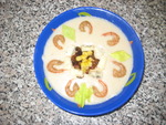 Суп-пюре из корня сельдерея, креветок с голубым сыром