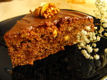Шоколадно-ореховый торт с мягким кремом.