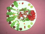 Салат   с рукколой и клубникой