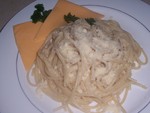 спагетти в сливочном соусе и сыром пармезан