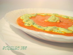Томатный суп-пюре с кедровыми орехами и зеленым соусом.