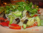 Теплый салат из хрустящих овощей с рисовой лапшой