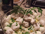 салат с куриными тефтельками и перепелиными яйцами