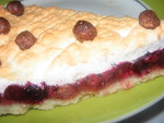 Пирог ягодный с шапкой из белков.