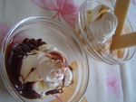 Мороженое с карамелью и растопленным шоколадом