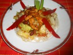 Китайская лапша с куриной грудкой и овощами