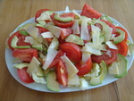 Салат  из помидора , авокадо, пармезана и салата 