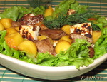 Салат из куриной печенки с персиком и жареным сыром