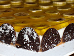 Шоколадный (печёный) чизкейк с кокосовым покрытием и бананами под шафрановым желе